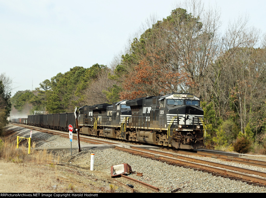 NS 3626 leads train 350 northbound on track 1